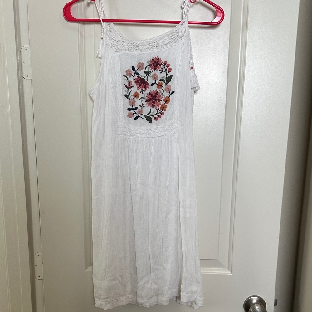 Abercrombie & Fitch White Asymmetrical Dress with Floral Embroidery